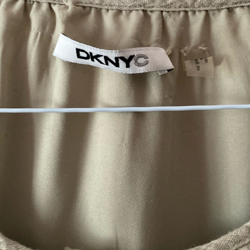 DKNY size large color stone